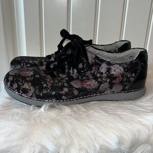 Alegria Floral black comfort sneakers size euro 41=US 10.5/11 flaw- no insoles